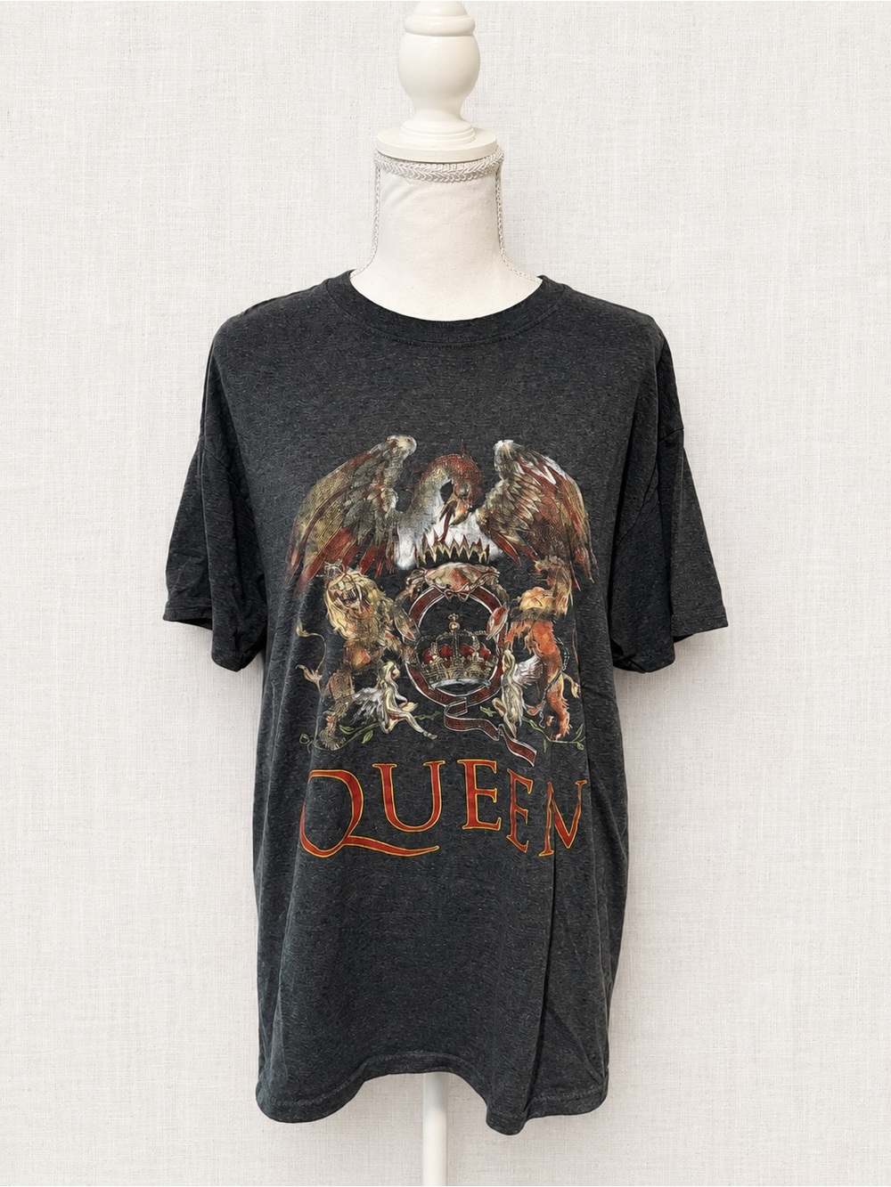 Queen Crest Graphic Tee - Black